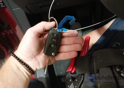 2011 Volkswagen Tiguan S z USA, uszkodzony, nr VIN WVGAV7AX4BW001335